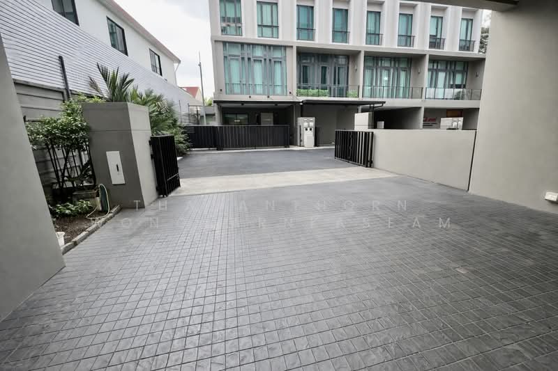 Patio Ratchayothin, Bangkok, Phahonyothin 32, Chan Kasem, Chatuchak, Bangkok, 3 Bedrooms, 320 sqm, Townhouse For Sale, by Thananthorn Wongvarnkaseam, 500175517 - DDproperty.com