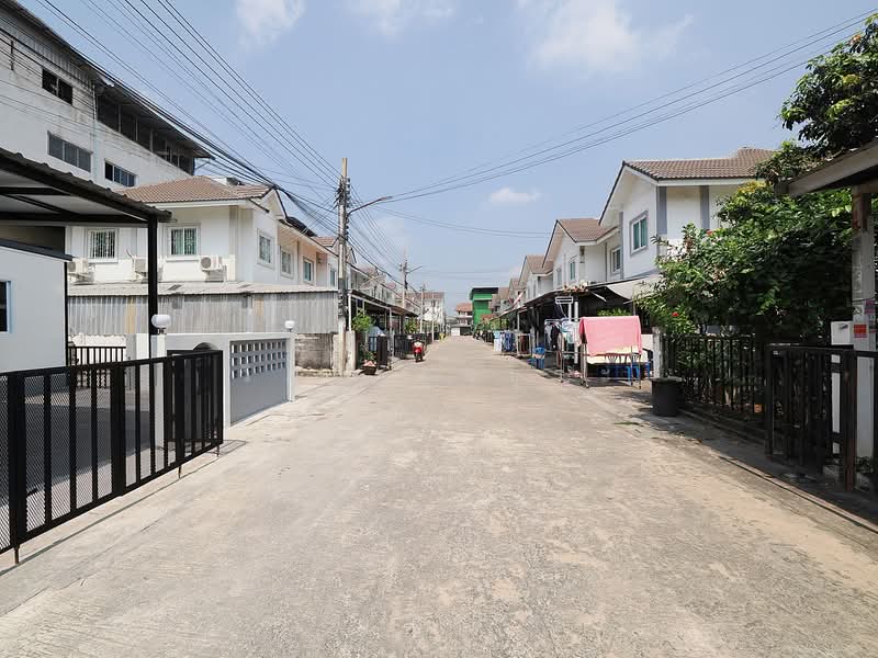 ขายราคาพิเศษ ทาวน์เฮ้าส์ 2 ชั้น ม.ณรุจา เนื้อที่ 30 ตร.ว. 4นอน 2น้ำ บ้านสวย หน้ากว้าง แปลงมุม, Nonthaburi, Sala Klang, Bang Kruai, Nonthaburi, 4 Bedrooms, 180 sqm, Townhouse For Sale, by wipa รุ่งธุระ, 500175745 - DDproperty.com