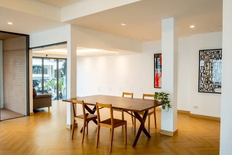 Home Office Area Rama9, Bangkok, Bang Kapi, Huai Khwang, Bangkok, 4 Bedrooms, 320 sqm, Townhouse For Sale, by Vivi Eastblue, 500176044 - DDproperty.com