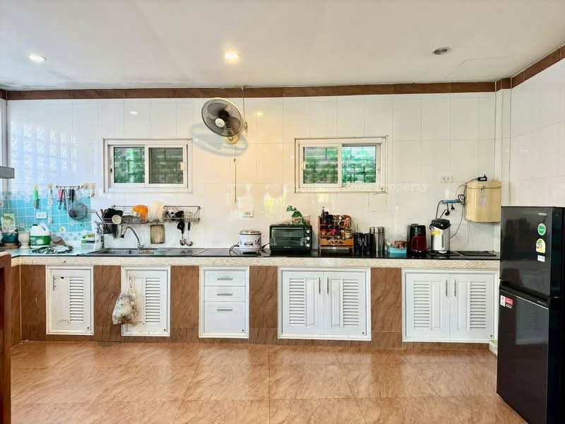 ขายถูกมาก ม.มั่งมีศรีสุข บ้านเดี่ย่วหลังใหญ่ 4 นอนใจกลางศรีราชา, ชลบุรี, สุรศักดิ์, ศรีราชา, ชลบุรี, 204 ตร.ม., บ้านเดี่ยว ขาย, โดย ดุสิต แสงฟ้า, 500176357 - DDproperty.com