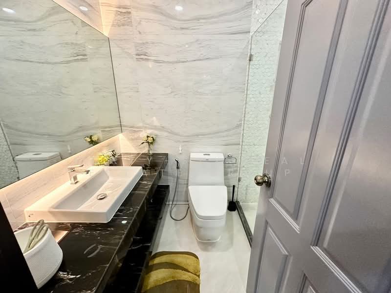 ให้เช่าบ้านทาวน์โฮม 2 ชั้น หมู่บ้านฝนทองนิเวศน์, Bangkok, Anusaowari, Bang Khen, Bangkok, 5 Bedrooms, 250 sqm, Townhouse For Rent, by Forty-Six Real Estate Group, 500176390 - DDproperty.com