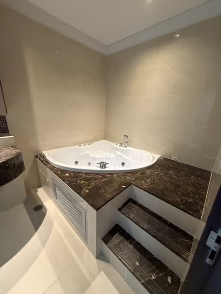 The Lakes, Bangkok, 123 Ratchadaphisek Road, Khlong Toei, Khlong Toei, Bangkok, 2 Bedrooms, 150 sqm, Condo For Rent, by Netsanthiah Ai, 500176408 - DDproperty.com