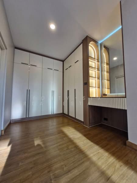 Centro Rama9-Krungthep Kreetha, Bangkok, Khlong Song Ton Nun, Lat Krabang, Bangkok, 4 Bedrooms, 252 sqm, Townhouse For Sale, by Forty-Six Real Estate Group, 500176653 - DDproperty.com