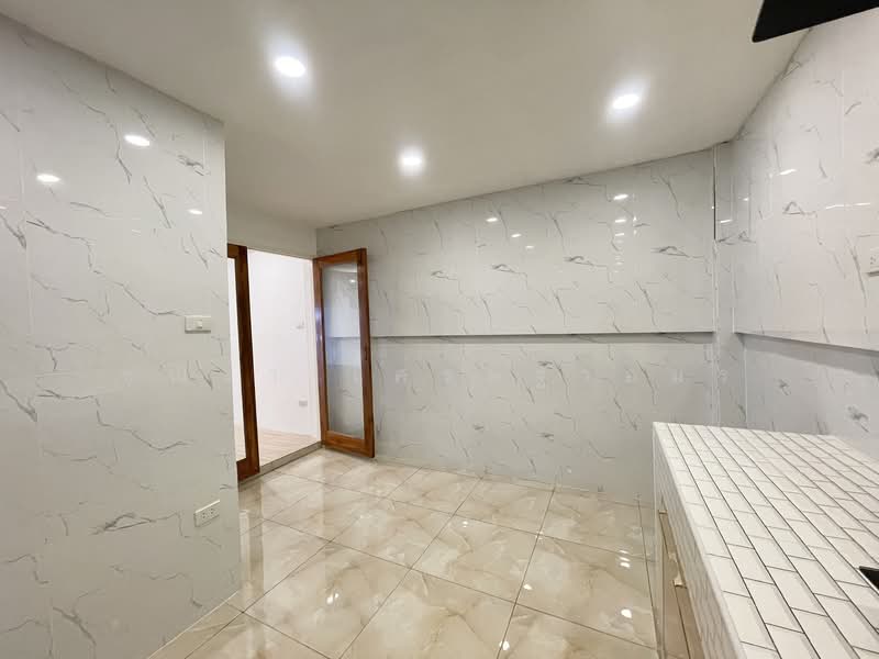 Baan Rin Thong Lamlukka, Pathum Thani, Khu Khot, Lam Luk Ka, Pathum Thani, 2 Bedrooms, 120 sqm, Townhouse For Sale, by Chanicha Settha-amorn, 500176776 - DDproperty.com