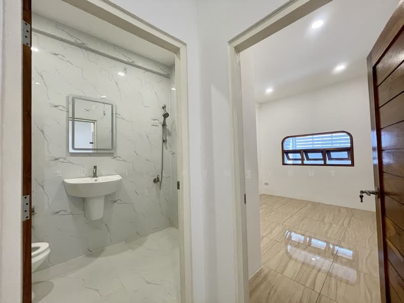 Baan Rin Thong Lamlukka, Pathum Thani, Khu Khot, Lam Luk Ka, Pathum Thani, 2 Bedrooms, 120 sqm, Townhouse For Sale, by Chanicha Settha-amorn, 500176776 - DDproperty.com