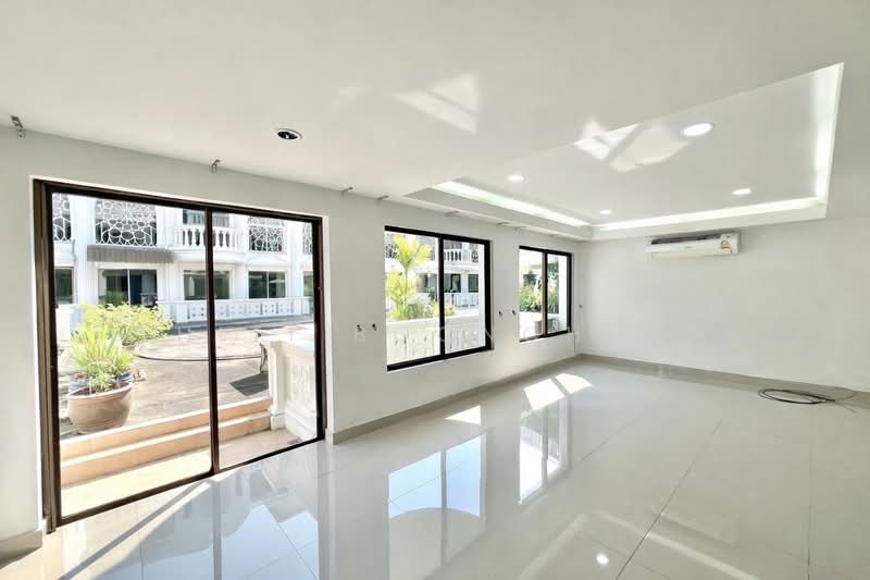 Townhouse, 3 Bedroom, Phrom Phong, Bangkok, Thong Lo Soi 49, Khlong Tan Nua, Watthana, Bangkok, 3 Bedrooms, 250 sqm, Townhouse For Rent, by Thiti Boonchurn, 500176960 - DDproperty.com