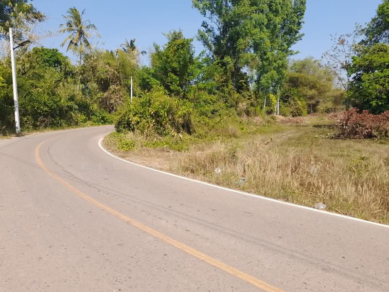 For Sale - Land for sale in Ban Phra, 1 rai, next to a paved road, 2.3 km from the new Suwannasorn 33 road,, Prachin Buri