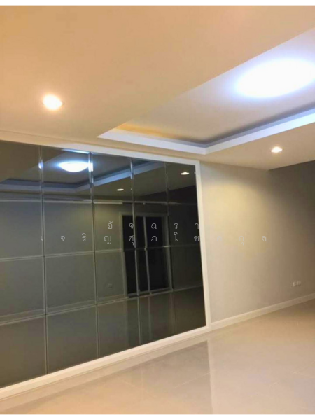 ห้องนอนใหญ่ชั้น 3 พร้อม Build-in ตู้