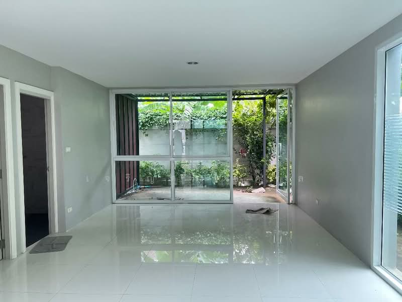 ห้องเอนกประสงค์ชั้นล่าง กั้นกระจก