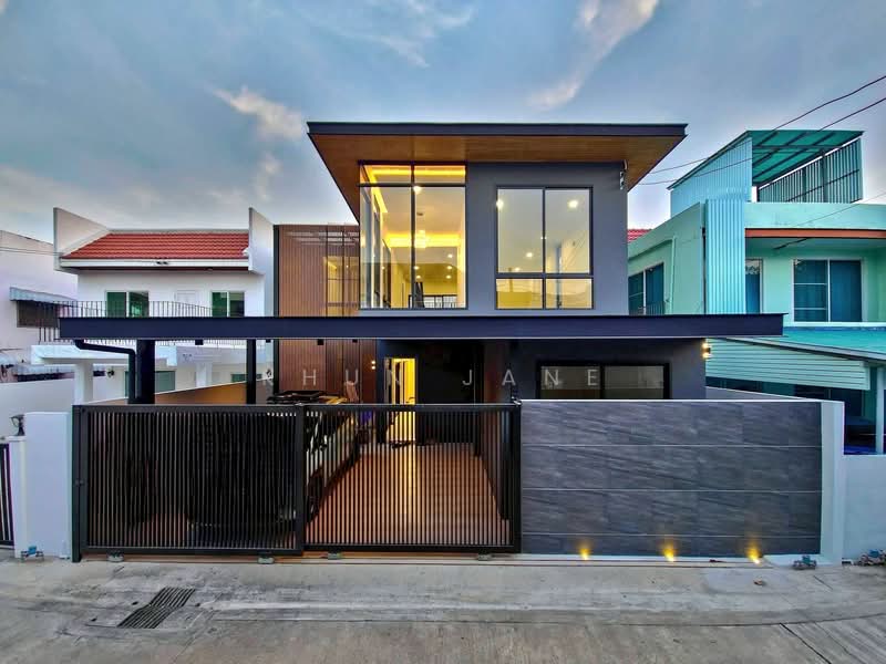 For Sale - For Sale: Luxury Private Pool Villa, approximately 300 meters from BTS Bang Chak (SPSJP178), Bangkok