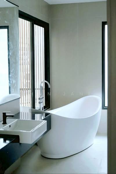 For Sale - For Sale: Luxury Private Pool Villa, approximately 300 meters from BTS Bang Chak (SPSJP178), Bangkok