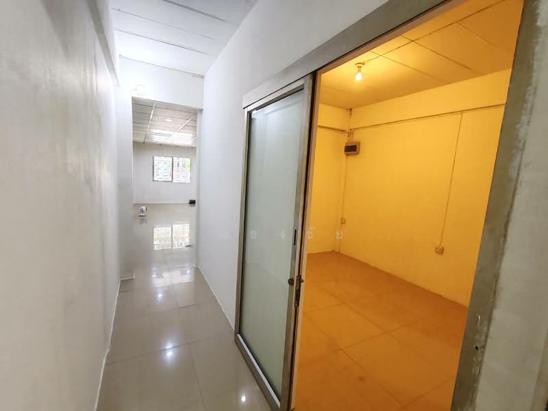 For Sale - ของต้องรีบคว้า รีโนเวททั้งหลัง ทำเลงามวงศ์วาน 18 !!! ขาย ทาวน์เฮ้าส์ 3 ชั้น 5 ห้องนอน 19 ตร.ว., Nonthaburi