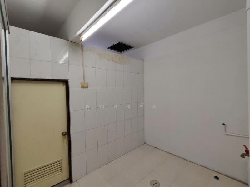 For Sale - ของต้องรีบคว้า รีโนเวททั้งหลัง ทำเลงามวงศ์วาน 18 !!! ขาย ทาวน์เฮ้าส์ 3 ชั้น 5 ห้องนอน 19 ตร.ว., Nonthaburi