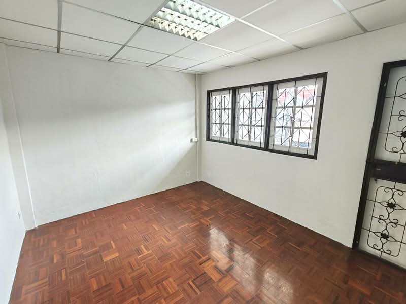 For Sale - ของต้องรีบคว้า รีโนเวททั้งหลัง ทำเลงามวงศ์วาน 18 !!! ขาย ทาวน์เฮ้าส์ 3 ชั้น 5 ห้องนอน 19 ตร.ว., Nonthaburi