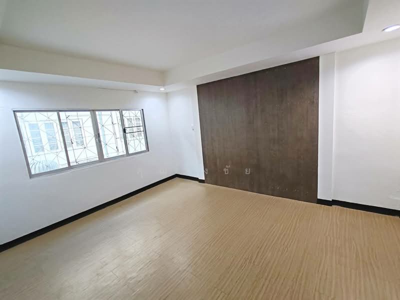 ของต้องรีบคว้า รีโนเวททั้งหลัง ทำเลงามวงศ์วาน 18 !!! ขาย ทาวน์เฮ้าส์ 3 ชั้น 5 ห้องนอน 19 ตร.ว., นนทบุรี, งามวงศ์วาน 18 แยก 6/10, บางเขน, เมืองนนทบุรี, นนทบุรี, 160 ตร.ม., ทาวน์เฮ้าส์ ขาย, โดย คุณธงชัย, 500177283 - DDproperty.com