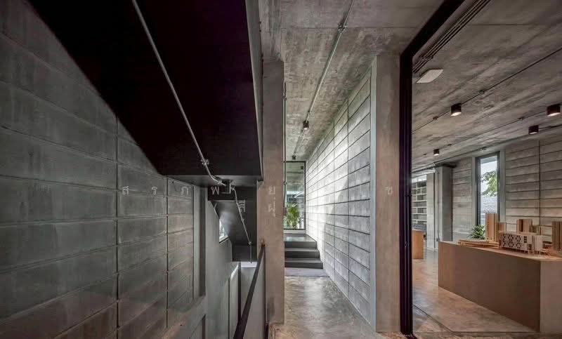 ขายที่ดินพร้อมสิ่งปลูกสร้าง อาคาร 3 ชั้น โมเดิร์นสไตล์ Brutal Loft เนื้อที่ 82 ตารางวา เขตจตุจักร, Bangkok, Chan Kasem, Chatuchak, Bangkok, 4 Bedrooms, 486 sqm, Single Detached House For Sale, by สรภพ ยอดไชย (สีฝุ่น), 500177442 - DDproperty.com