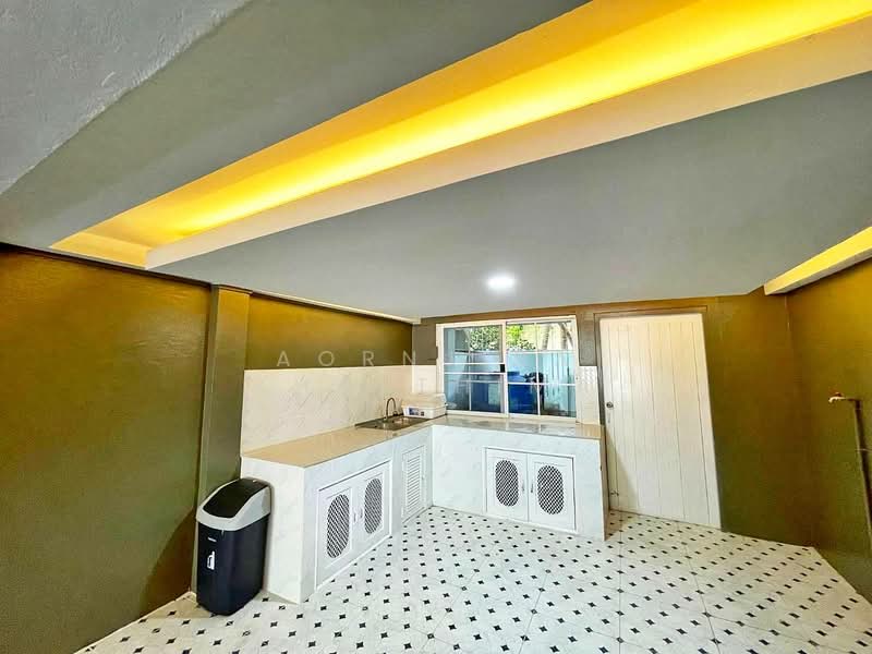 R0672 Two-storey townhome for rent (newly renovated), fully furnished, 9 minutes from CM airport, Chiang Mai, Pa Daet, Muang Chiang Mai, Chiang Mai, 2 Bedrooms, 112 sqm, Townhouse For Rent, by Aornjira Khatthima, 500177678 - DDproperty.com