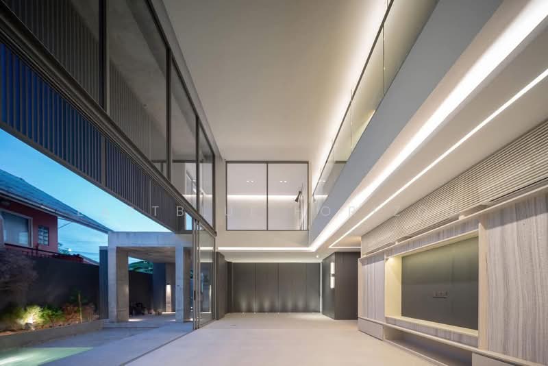 House Area Sukhumvit 71, Bangkok, Khlong Tan Nua, Watthana, Bangkok, 4 Bedrooms, 587 sqm, Single Detached House For Sale, by Eastblue Horizon, 500177771 - DDproperty.com