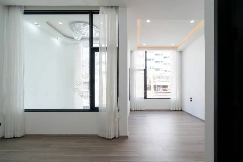 Townhouse Area Sukhumvit 15, Bangkok, Khlongtoei Nua, Watthana, Bangkok, 4 Bedrooms, 250 sqm, Townhouse For Sale, by Eastblue Horizon, 500177817 - DDproperty.com