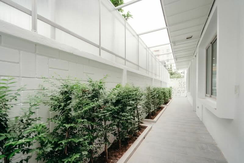 Townhouse Area Sukhumvit 15, Bangkok, Khlongtoei Nua, Watthana, Bangkok, 4 Bedrooms, 440 sqm, Townhouse For Sale, by Eastblue Horizon, 500177842 - DDproperty.com