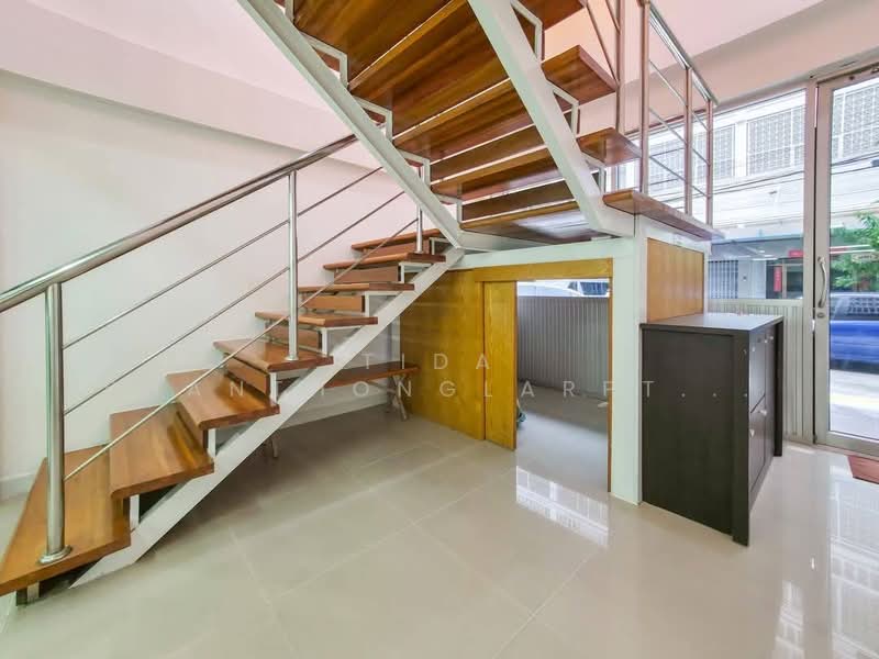 Home office for rent in Sukhumvit area, prime location, near BTS Phra Khanong and At Narong Expressw, Bangkok, Phra Kanong, Khlong Toei, Bangkok, , 200 sqm, Office Space For Rent, by Tida phanthonglarptawee, 500178258 - DDproperty.com