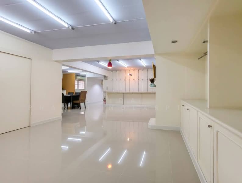 Home office for rent in Sukhumvit area, prime location, near BTS Phra Khanong and At Narong Expressw, Bangkok, Phra Kanong, Khlong Toei, Bangkok, , 200 sqm, Office Space For Rent, by Tida phanthonglarptawee, 500178258 - DDproperty.com