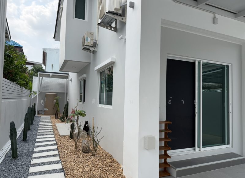 For Sale - ขายและให้เช่า บ้านแฝดใหม่มือหนึ่ง ทำเลอ่อนนุช 40, Bangkok