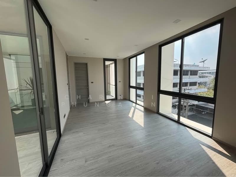 For sale/rent: 3.5-story home office at MYST Onnut-Srinakarin., Bangkok, อ่อนนุช 64, Suan Luang, Suan Luang, Bangkok, 4 Bedrooms, 400 sqm, Townhouse For Rent, by Charinthip Phungalong, 500178808 - DDproperty.com