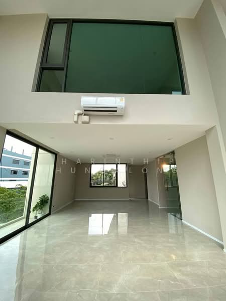 For sale/rent: 3.5-story home office at MYST Onnut-Srinakarin., Bangkok, อ่อนนุช 64, Suan Luang, Suan Luang, Bangkok, 4 Bedrooms, 400 sqm, Townhouse For Rent, by Charinthip Phungalong, 500178808 - DDproperty.com