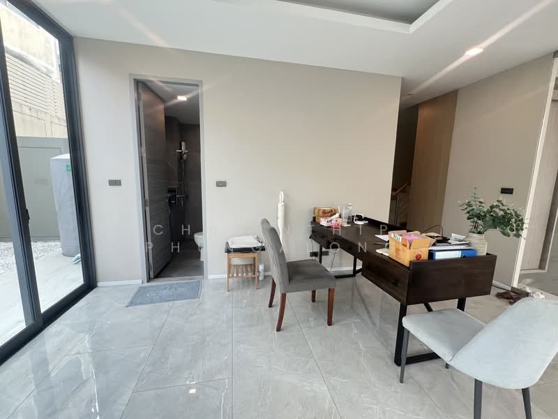 For sale/rent: 3.5-story home office at MYST Onnut-Srinakarin., Bangkok, อ่อนนุช 64, Suan Luang, Suan Luang, Bangkok, 4 Bedrooms, 400 sqm, Townhouse For Rent, by Charinthip Phungalong, 500178808 - DDproperty.com