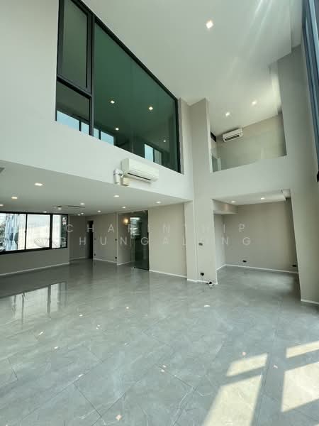 For sale/rent: 3.5-story home office at MYST Onnut-Srinakarin., Bangkok, อ่อนนุช 64, Suan Luang, Suan Luang, Bangkok, 4 Bedrooms, 400 sqm, Townhouse For Rent, by Charinthip Phungalong, 500178808 - DDproperty.com