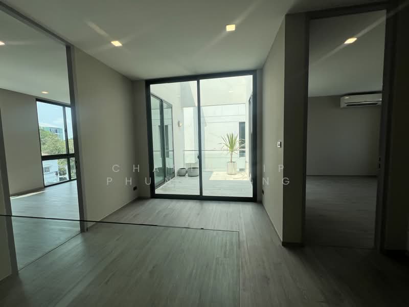 For sale/rent: 3.5-story home office at MYST Onnut-Srinakarin., Bangkok, อ่อนนุช 64, Suan Luang, Suan Luang, Bangkok, 4 Bedrooms, 400 sqm, Townhouse For Rent, by Charinthip Phungalong, 500178808 - DDproperty.com