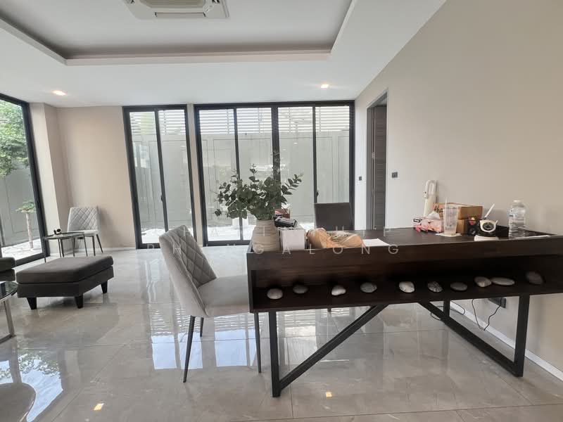 For sale/rent: 3.5-story home office at MYST Onnut-Srinakarin., Bangkok, อ่อนนุช 64, Suan Luang, Suan Luang, Bangkok, 4 Bedrooms, 400 sqm, Townhouse For Rent, by Charinthip Phungalong, 500178808 - DDproperty.com