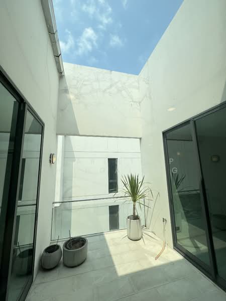 For sale/rent: 3.5-story home office at MYST Onnut-Srinakarin., Bangkok, อ่อนนุช 64, Suan Luang, Suan Luang, Bangkok, 4 Bedrooms, 400 sqm, Townhouse For Rent, by Charinthip Phungalong, 500178808 - DDproperty.com