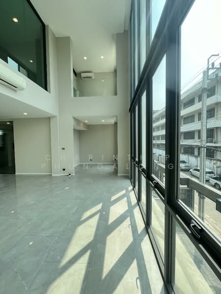 For sale/rent: 3.5-story home office at MYST Onnut-Srinakarin., Bangkok, อ่อนนุช 64, Suan Luang, Suan Luang, Bangkok, 4 Bedrooms, 400 sqm, Townhouse For Rent, by Charinthip Phungalong, 500178808 - DDproperty.com