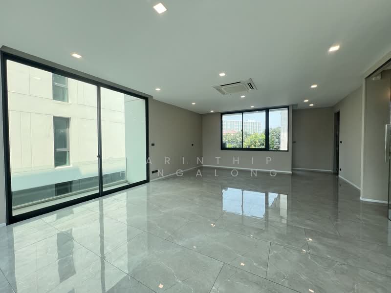 For sale/rent: 3.5-story home office at MYST Onnut-Srinakarin., Bangkok, อ่อนนุช 64, Suan Luang, Suan Luang, Bangkok, 4 Bedrooms, 400 sqm, Townhouse For Rent, by Charinthip Phungalong, 500178808 - DDproperty.com