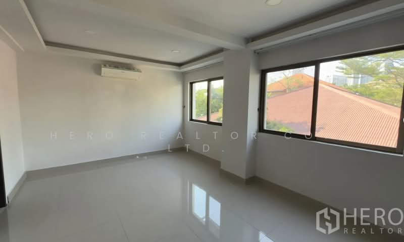 For rent 3 Bedroom Townhouse in Khlong Tan Nuea, Watthana, Bangkok BTS Thonglor hre00363, Bangkok, Khlong Tan Nua, Watthana, Bangkok, 3 Bedrooms, 250 sqm, Townhouse For Rent, by Hero Realtor Co., Ltd., 500178897 - DDproperty.com