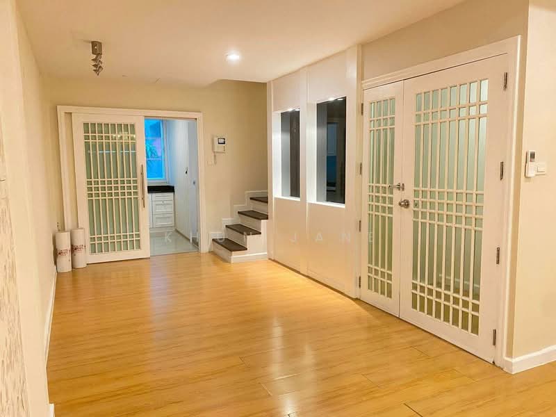 For Rent - Townhome for Rent, 300 meters from BTS National Stadium (SPSJP180), Bangkok