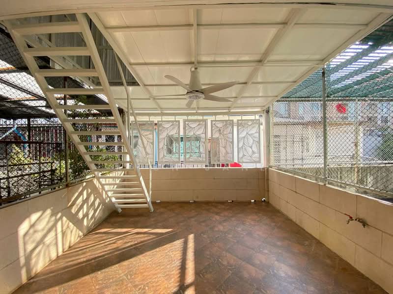 For Rent - Townhome for Rent, 300 meters from BTS National Stadium (SPSJP180), Bangkok