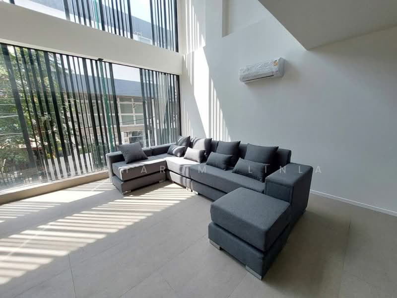 4-BR Semi-detached House, Bangkok, Khlong Tan Nua, Watthana, Bangkok, 4 Bedrooms, 400 sqm, Semi-Detached House (Twin House) For Sale, by Nuttharom Linla, 500179535 - DDproperty.com