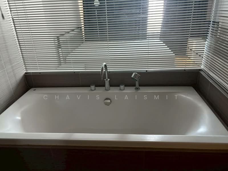 Siri At Sukhumvit, Bangkok, 902 Sukhumvit Road, Phra Kanong, Khlong Toei, Bangkok, 2 Bedrooms, 70 sqm, Condo For Rent, by Chavis Laismit, 500179858 - DDproperty.com