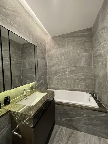 The Esse Sukhumvit 36, Bangkok, Soi Sukhumvit 36, Sukhumvit Road, Phra Kanong, Khlong Toei, Bangkok, 1 Bedroom, 39 sqm, Condo For Rent, by Ploypatcha Chomchid, 500181394 - DDproperty.com