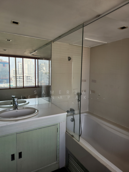 Lakeview Residences, Bangkok, Soi Sukhumvit 12, Khlong Toei, Khlong Toei, Bangkok, 4 Bedrooms, 380 sqm, Apartment For Rent, by Samerjai Lertnapakriengkai, 500181729 - DDproperty.com