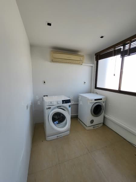 Lakeview Residences, Bangkok, Soi Sukhumvit 12, Khlong Toei, Khlong Toei, Bangkok, 4 Bedrooms, 380 sqm, Apartment For Rent, by Samerjai Lertnapakriengkai, 500181729 - DDproperty.com