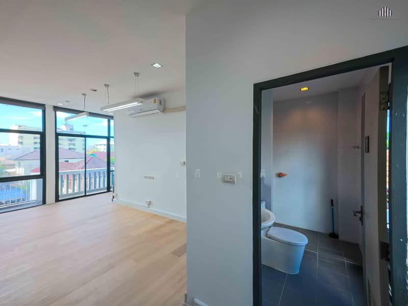 ขายถูกโฮมออฟฟิศขนาด 50 ตร.ว ใช้สอย 147.55 ตร.ม ทำเลเชื่อมต่อลาดพร้าวเลียบด่วนรามอินทราเหมาะธุรกิจ, Bangkok, ถนนนาคนิวาส, Din Daeng, Din Daeng, Bangkok, , 148 sqm, Office Space For Sale, by คุณเกียรติ, 500182616 - DDproperty.com