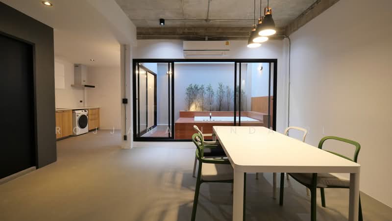 3-BR Townhouse, Bangkok, Khlong Tan Nua, Watthana, Bangkok, 3 Bedrooms, 225 sqm, Townhouse For Sale, by Rojjana Jindasri, 500182720 - DDproperty.com