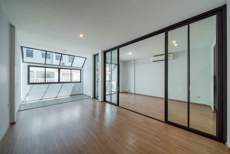 3-BR Townhouse, Bangkok, Khlong Tan Nua, Watthana, Bangkok, 3 Bedrooms, 215 sqm, Townhouse For Sale, by Rojjana Jindasri, 500182728 - DDproperty.com