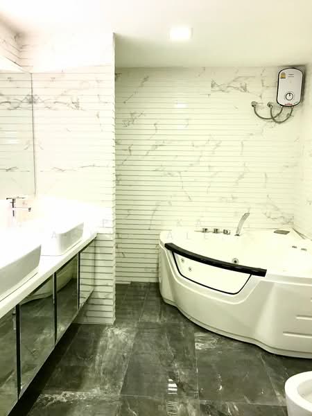 Royal Castle Sukhumvit, Bangkok, 30 Soi Sukhumvit 39, Khlongtoei Nua, Watthana, Bangkok, 3 Bedrooms, 262 sqm, Condo For Sale, by Pemika Aukkaraleekul, 500183443 - DDproperty.com