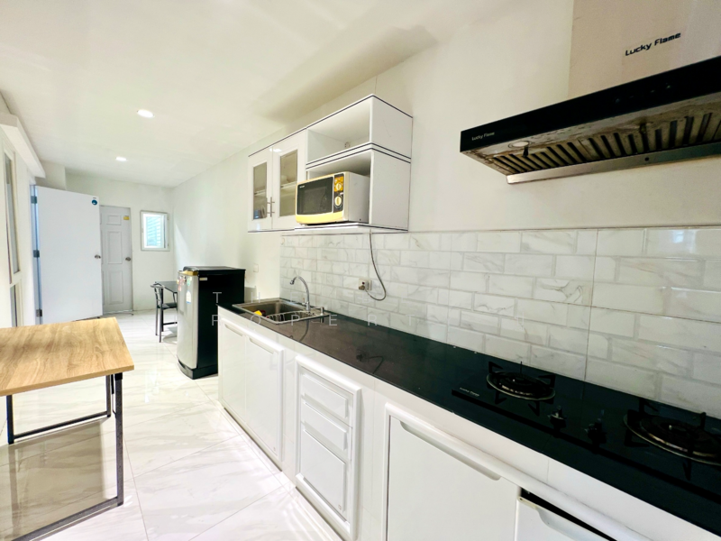 Q District Suksawad-Wongwaen Rama 3, Samut Prakan, Soi Suksawat 76 Latluang, Suksawat Road, Bang Chak, Phra Pra Daeng, Samut Prakan, 4 Bedrooms, 100 sqm, Semi-Detached House (Twin House) For Sale, by The Best Property ปู, 500183828 - DDproperty.com