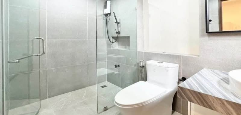 ขายบ้านหรู 3 ชั้น สร้างใหม่ ใกล้ไอคอนสยาม ทำเล BTS วงเวียนใหญ่ ตกแต่งครบ พร้อมอยู่, Bangkok, กรุงธนบุรี, Bang Lam Phu Lang, Khlong San, Bangkok, 6 Bedrooms, 530 sqm, Single Detached House For Sale, by บุษบา รัตนวงษ์ชัย, 500184144 - DDproperty.com